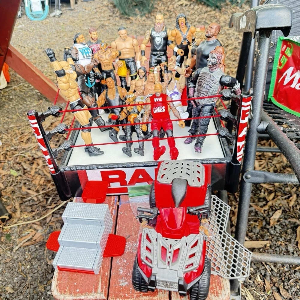 WWE RAW Mattel Spring Action Wrestling Ring Wrestlers Action Figures Extras